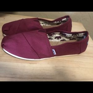 Toms size 10 Maroon Slip On Shoes